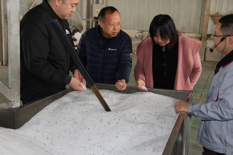三門峽市陜州區(qū)水利局張局長，自來水公司趙總經(jīng)理等人蒞臨陜西甘霖實業(yè)公司考察指導工作